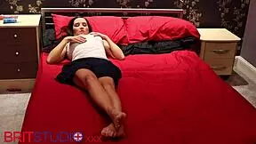 Does this petite amateur make herself cum?