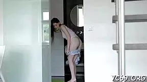 Eleganta igralka dobi svojo tesno pičko trdo jebano od velikega kurca