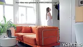 Eleganta igralka dobi svojo tesno pičko trdo jebano od velikega kurca