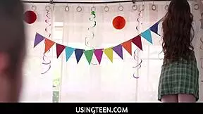 فتيات شقيقات شابات وقحات في ثلاثي مع أبيهن في عيد ميلاده