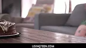 فتيات شقيقات شابات وقحات في ثلاثي مع أبيهن في عيد ميلاده