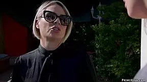 Zahradník pomáhá s pracemi zahrnujícími nevlastní mámu a mladou