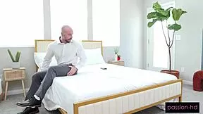 I let my roommate's boyfriend use my wet cunt for his VR game, what a slut 😈