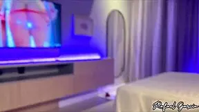 rabuda gostosa senta forte no pau do dotado e enche a boca de porra quente