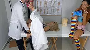 madrasta vai ao ginecologista e foi fodida pelo médico ao lado da enteada