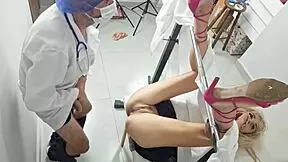 madrasta vai ao ginecologista e foi fodida pelo médico ao lado da enteada