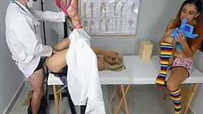 madrasta vai ao ginecologista e foi fodida pelo médico ao lado da enteada