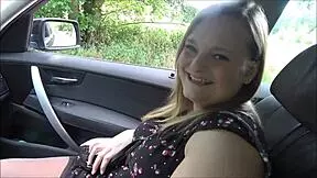 Blonda najstnica 18+ potuje v Berlin, da postane tramperka