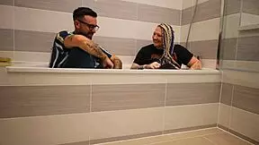 Livie stopi iz kopeli za intervju za kulisami s Frankie Jax, v stilu POV