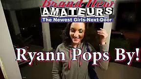 Bruneta Ryann cucá kurac a dostáva môzu hlboko šukanú