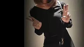 Gue nonton ladyboy imut ini cumshot di publik.