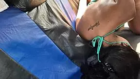 vazou na net veja o que esse grupo de amigos fazem em local p�blico