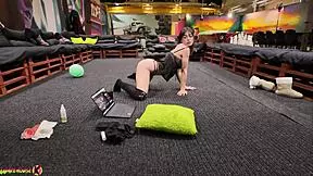 french babe on webcam uses a dildo to pleasure herself