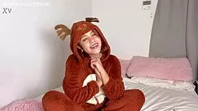 Marina geyik kılığına giriyor ve amına büyük dildo sokuyor