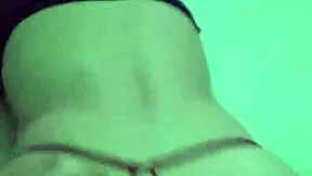 le chupo la verga y lo monto como una perra hasta dejarlo sin una gota de leche