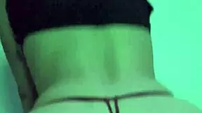 le chupo la verga y lo monto como una perra hasta dejarlo sin una gota de leche