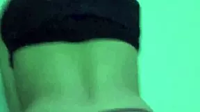 le chupo la verga y lo monto como una perra hasta dejarlo sin una gota de leche