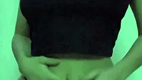 le chupo la verga y lo monto como una perra hasta dejarlo sin una gota de leche