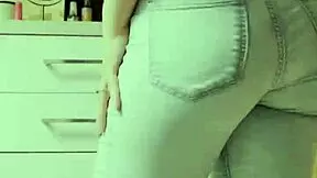 Domači video drobne 18+ blondinke, ki se sleče in pleše v tesnih kavbojkah, trga oblačila za igro z ritjo.