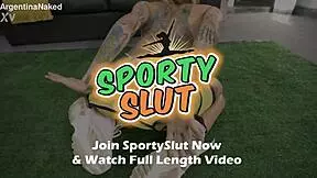 i can't believe this huge thigh-gap puffy cameltoe on skinny tattooed babe!