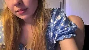 Plavuša prstima mokru pičku u poziciji pasija