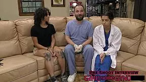 라티나 닥터 니콜이 라텍스에서 보지 벌려