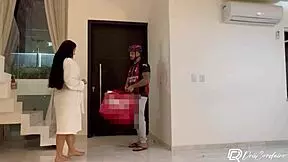 Ik ben de bezorger die het pakket aflevert en dan deze atletische morena buigt voor doggystyle creampie, uh, op haar buitenplek...