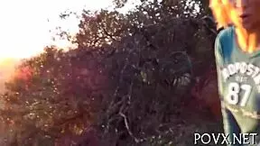 Eu exponho minha buceta suja pra câmera