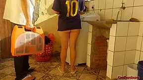 Dona De Casa Casada Paga Técnico De Máquina De Lavar Com A Buceta