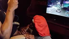 Igra NFS in dobi pičko, dokler ne pogoltne vsake kapljice