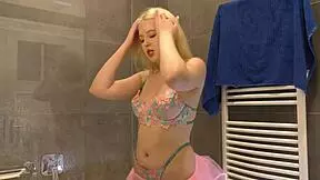 som roztomilá blond modelka ukazujúca svoj veľký zadok a oholenú piču v spodnom prádle