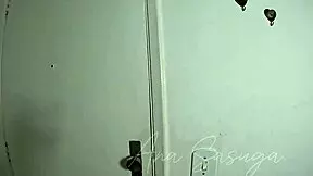 peguei minha amiga se masturbando no sof� da sala com brinquedos