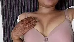 moja pussy je taká mokrá dnes večer, roztomilá desi indická submisívna prstkuje v podprsenke a šortkách s dirty talkom