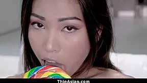 Îmi place cum asiatica Polly Pons suge pula ca pe o acadea - thinasian