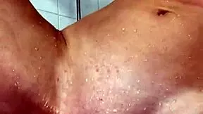 Geile stoot masturbeert in douche, voelt intense orgasme opbouwen