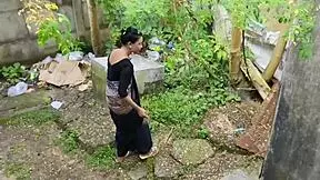 Најбољи секс напољу док чисти Комал Бабхи усисала ми курац и јебала под степеницама