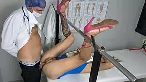 Gynecologist Plays Pussy!