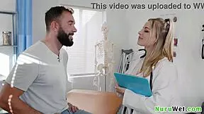 Adakah Anna Claire Clouds Pesanan Doktor Untuk Pussy Basah?