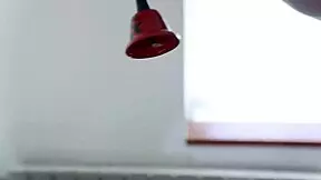 Kazumi se pide una buena polla negra al aterrizar en barcelona por primera vez!