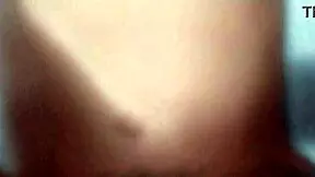 Coroa Tirando a Virgindade do Novinho e Fica Gemendo de Prazer Vendo Ele Encher Sua Buceta de Porra