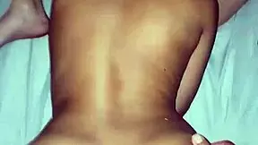 Resnična domača trojka z dvema kravatama ženskama