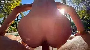 小さくてエロいクリスティーナ・セージがPOVで大きなチンポに後ろから犯される！