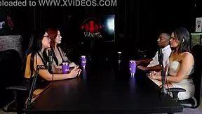 morena safada rebola gostoso em cima do negão fazendo boquete depois de falar em ter a liberdade para gemer como quer.