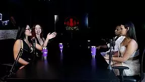 morena safada rebola gostoso em cima do negão fazendo boquete depois de falar em ter a liberdade para gemer como quer.