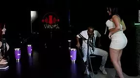 morena safada rebola gostoso em cima do negão fazendo boquete depois de falar em ter a liberdade para gemer como quer.