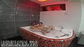 MADRE SOLTERA VENEZOLANA SE COME UNA POLLA EXTRANJERA SIN CONDON DENTRO DE UN JACUZZI EN MEDELLIN LOL