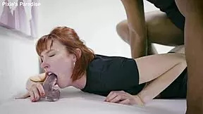 Nizozemska rdečelaska vzame BBC povsod, tuš sperme.