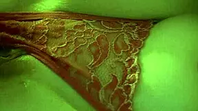 Meu colega puxou minha calcinha de lado e me fudeu gostoso no dorm.