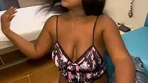 Colombian woman orders delivery and pays with sex