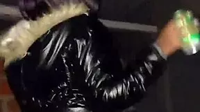 LATINA CALIENTE CON GRANDES TETAS NATURALES SE LA FOLLAn DESPUéS DE SUBIR A LA CASA!